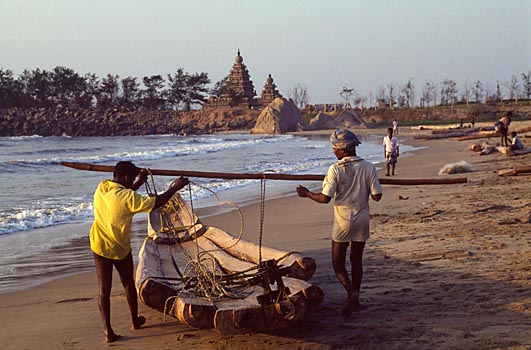 Fischer am Strandtempel von Mahabalipuram in Indien