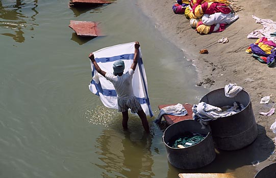 Wäscher am Yamuna-Fluss in Agra, Indien