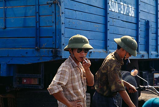Männer bei Hanoi, Vietnam