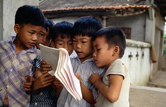 Schulkinder bei Hanoi, Vietnam
