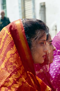 Frauen beim Hochzeitsumzug in Udaipur, Indien