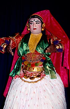 Kathakali-Tanz: Nakhratundi (Mann in Frauenrolle), Cochin, Indien